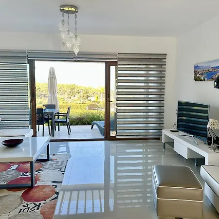 Poolside 2 Bedroom Vacation With Garden Terrace Agios Georgios (Girne)